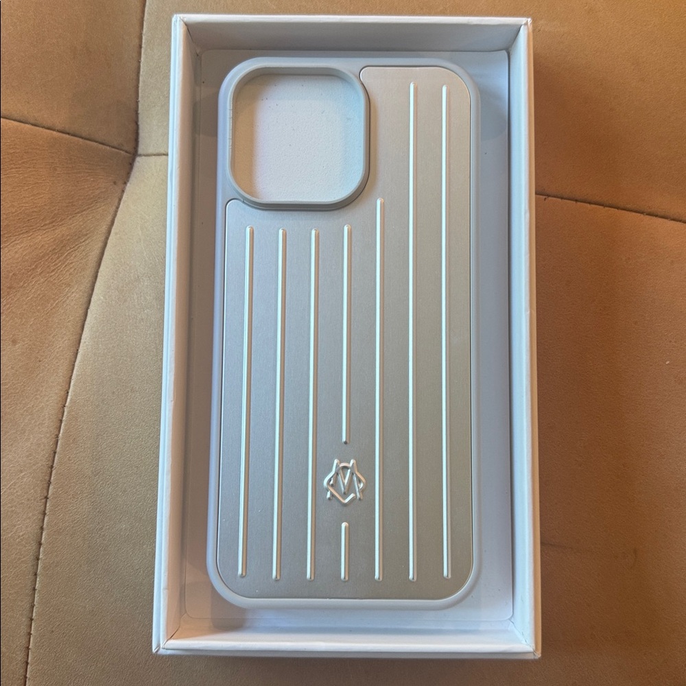 RIMOWA Silver case. iPhone 16 pro max. Brand new